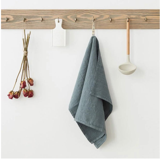 Torchon en lin brodée Bleu brouillard - Atelier deux points