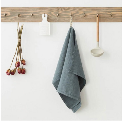 Torchon en lin brodée Bleu brouillard - Atelier deux points