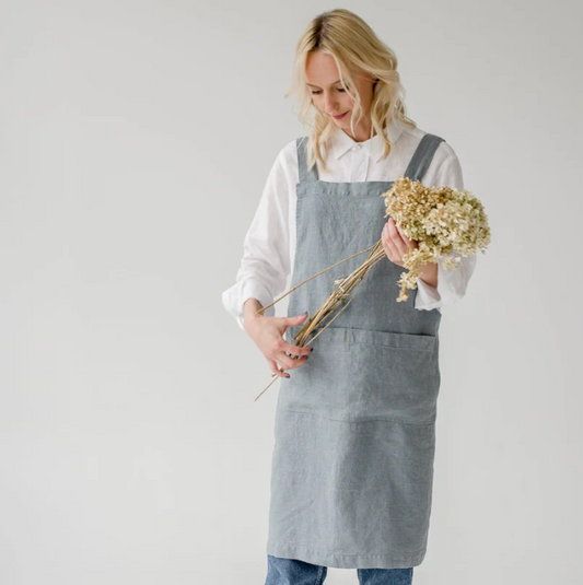 Tablier croisé en lin brodé Bleu brouillard - Atelier deux points