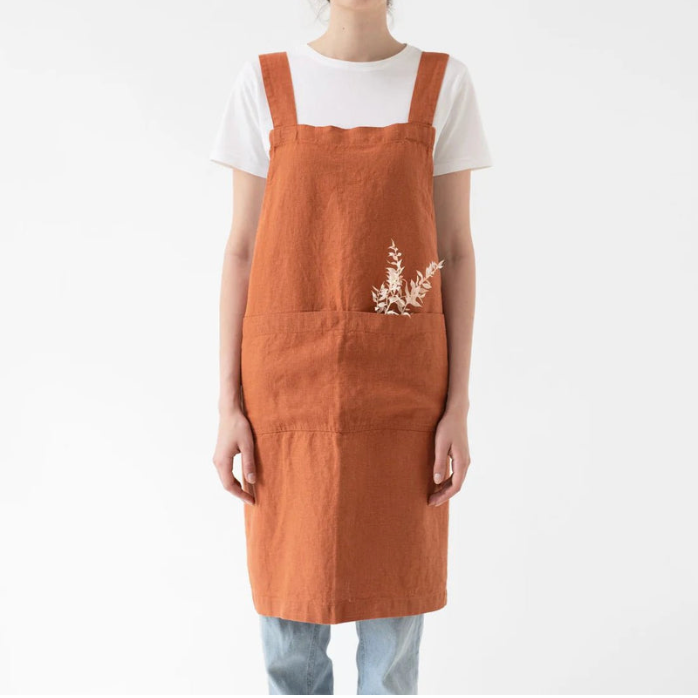 Tablier croisé en lin brodé Terracotta - Atelier deux points