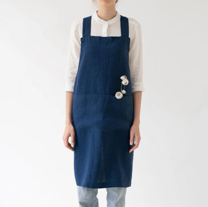 Tablier croisé en lin brodé Bleu marine - Atelier deux points