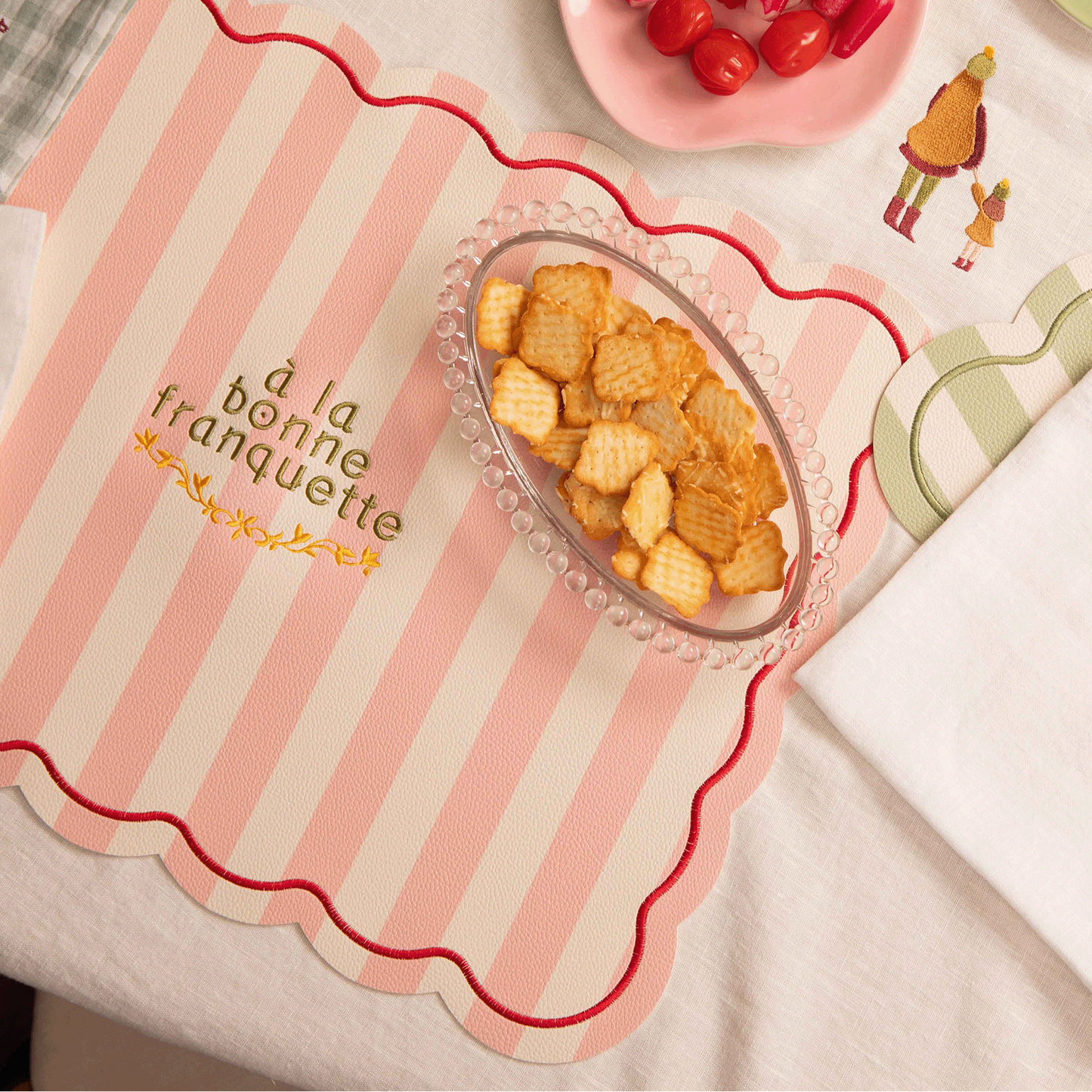 Set de table en PVC brodé rose et rouge rayé - Atelier deux points