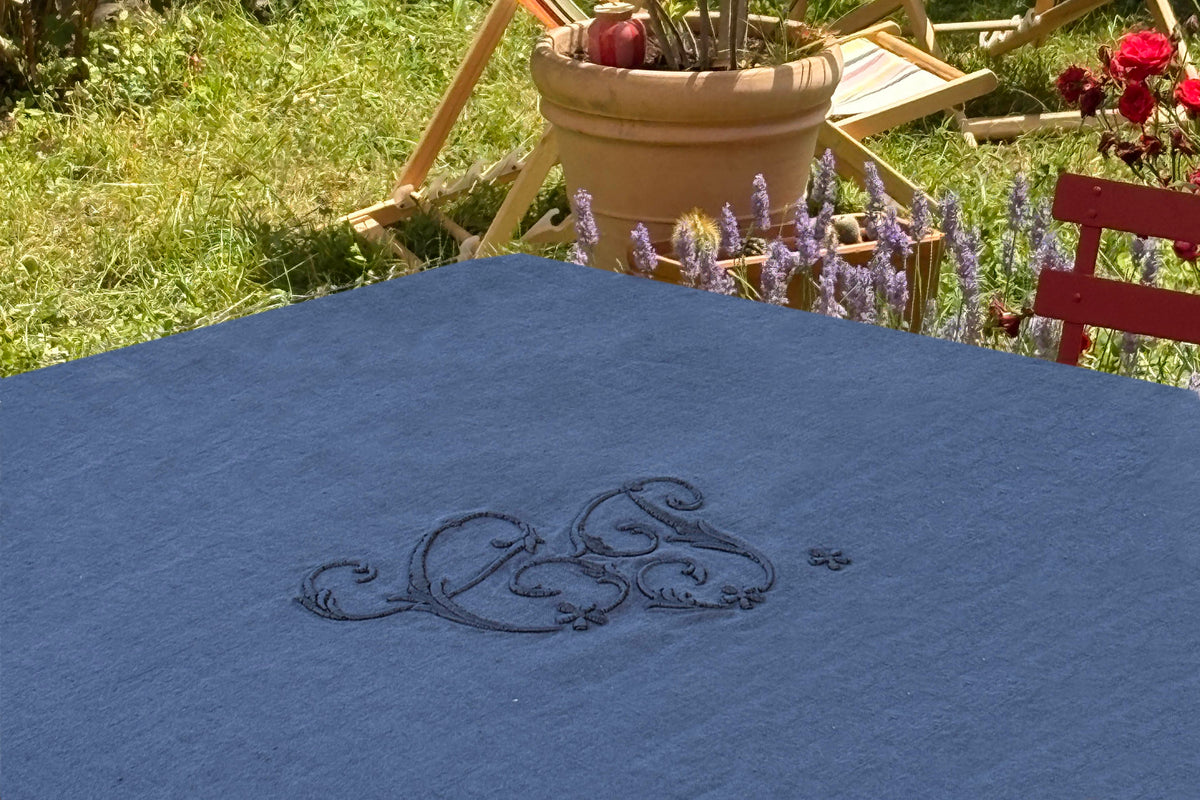 Nappe personnalisée monogramme sur lin gris