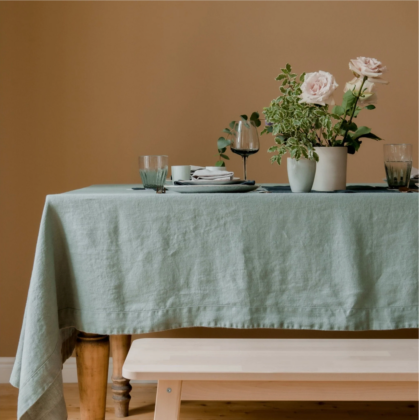 Nappe en lin brodée Vert olivier 140x200cm - Atelier deux points