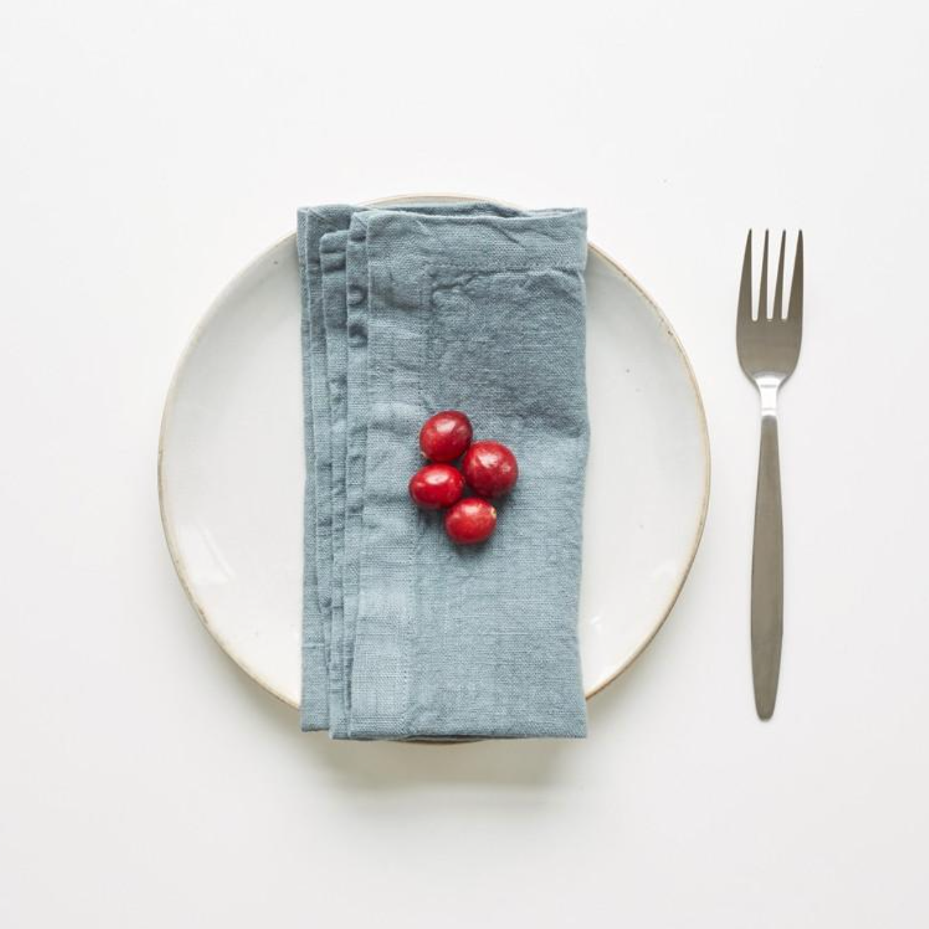 Serviette de table en lin brodée Bleu brouillard - Atelier deux points