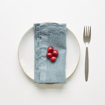 Serviette de table en lin brodée Bleu brouillard - Atelier deux points