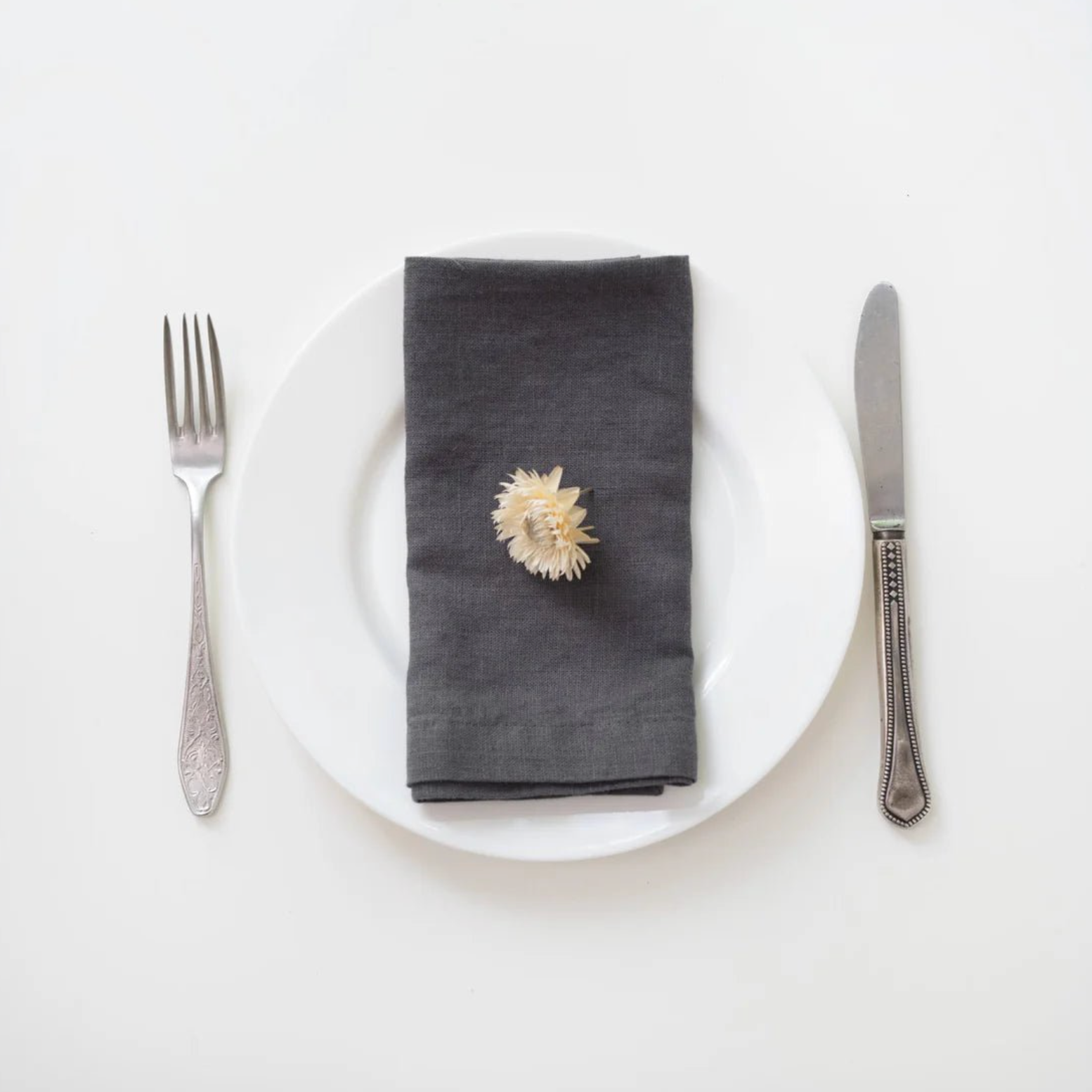 Serviette de table en lin brodée Gris graphite - Atelier deux points