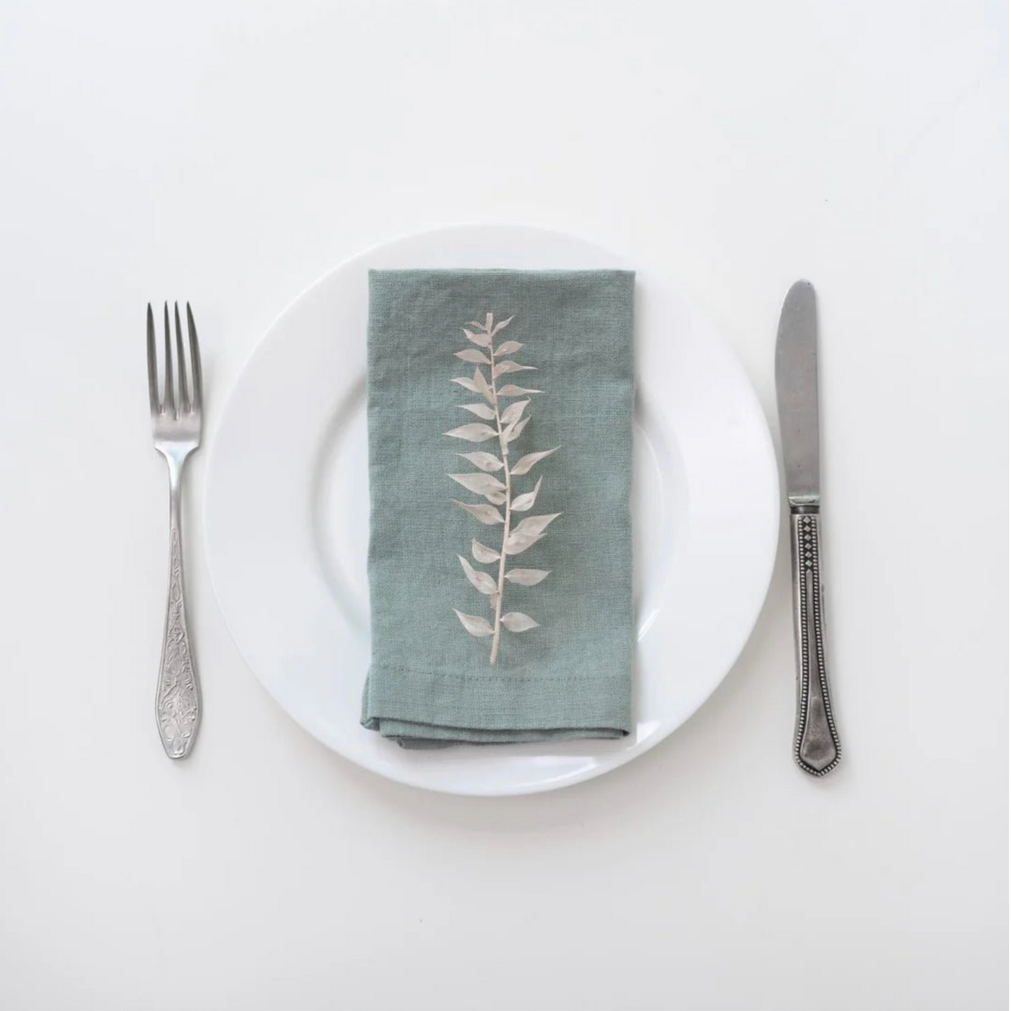 Serviette de table en lin brodée vert olivier - Atelier deux points