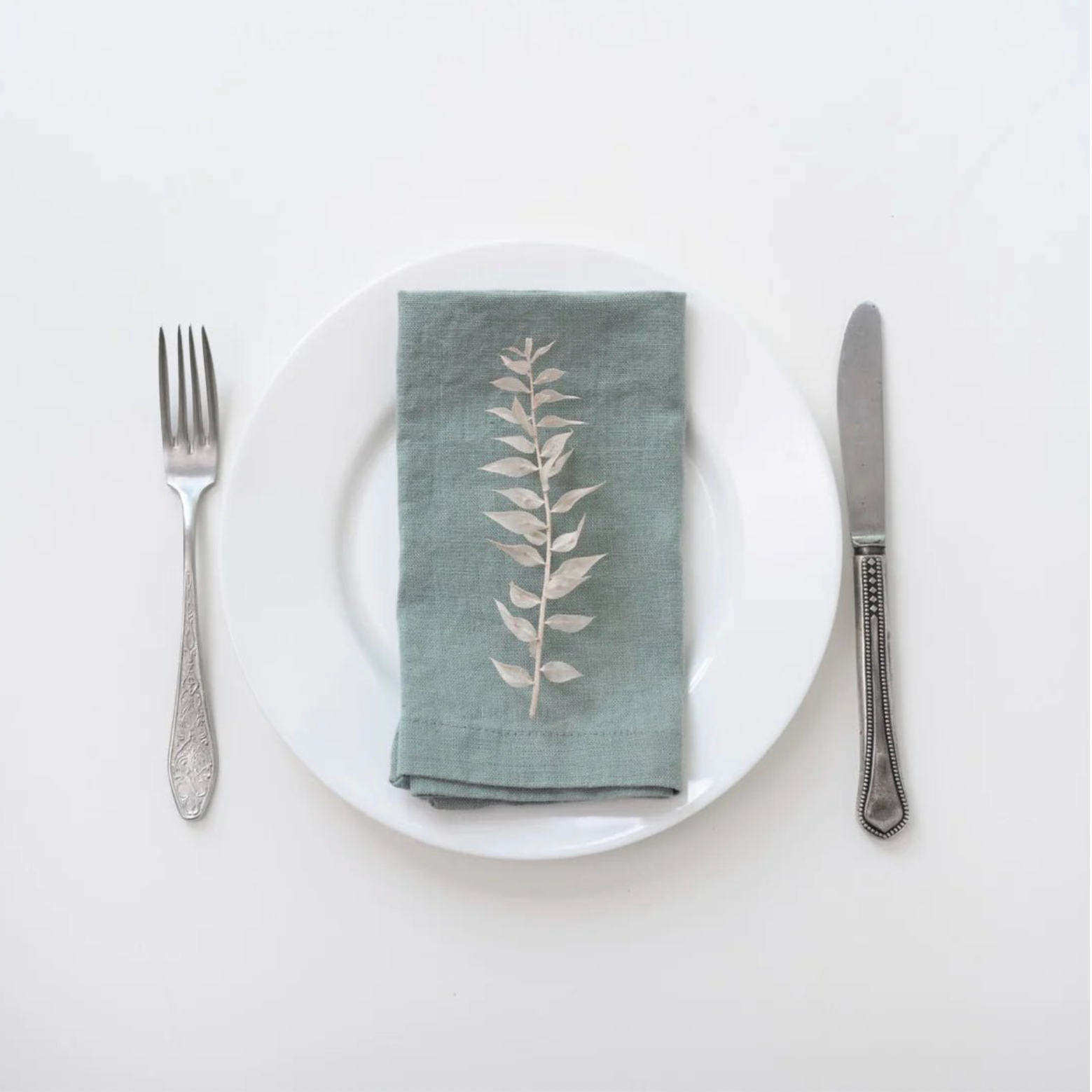 Serviette de table en lin brodée vert olivier - Atelier deux points